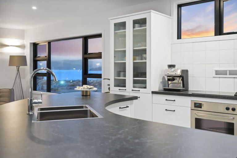 Photo of property in Endeavour Apartments, 1/125 Thorndon Quay, Pipitea, Wellington, 6011