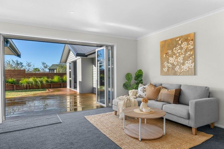 Photo of property in 33 Karoro Road, One Tree Point, 0118