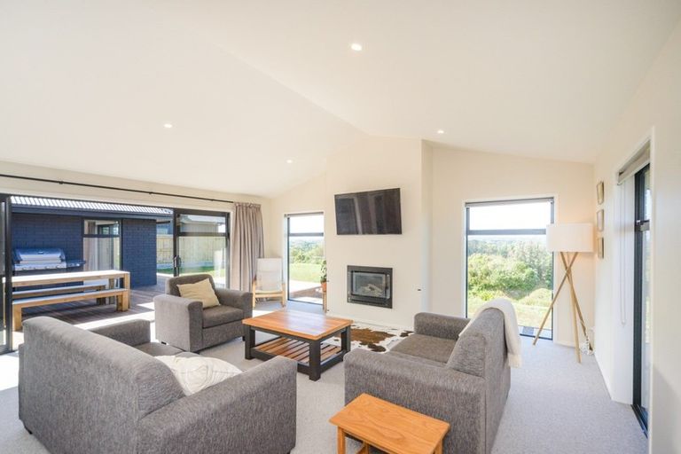 Photo of property in 48 Vaucluse Heights, Fitzherbert, Palmerston North, 4410