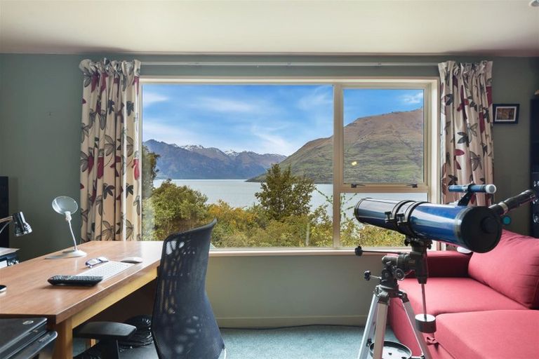 Photo of property in 18 Evergreen Place, Sunshine Bay, Queenstown, 9300