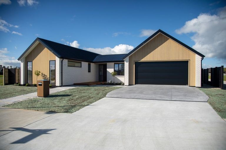 Photo of property in 14a Rose Leigh Drive, Cambridge, 3434