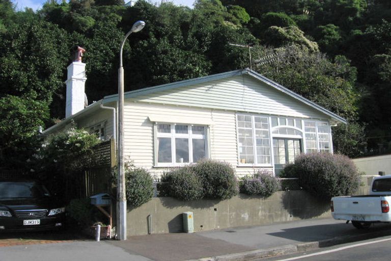 Photo of property in 375 Karaka Bay Road, Karaka Bays, Wellington, 6022