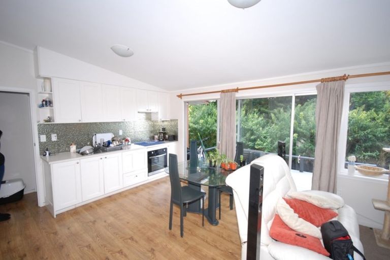 Photo of property in 2/64 Exmouth Road, Northcote, Auckland, 0627