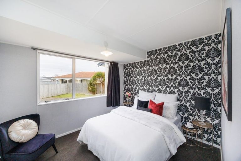 Photo of property in 18 Cumberland Place, Kelvin Grove, Palmerston North, 4414