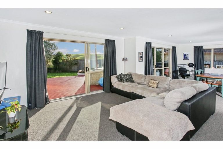 Photo of property in 24 Breaker Grove, Waiuku, 2123