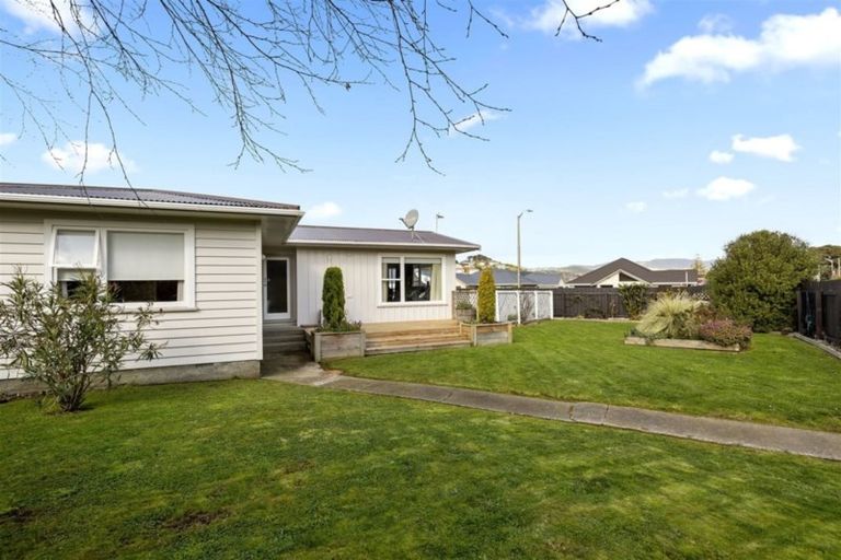 Photo of property in 44 Kapiti Crescent, Titahi Bay, Porirua, 5022