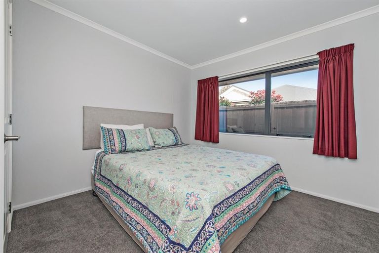 Photo of property in 18 Coolspring Way, Redwood, Christchurch, 8051