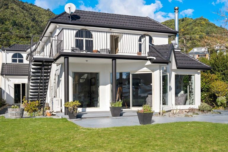Photo of property in 37 Waikawa Road, Picton, 7220