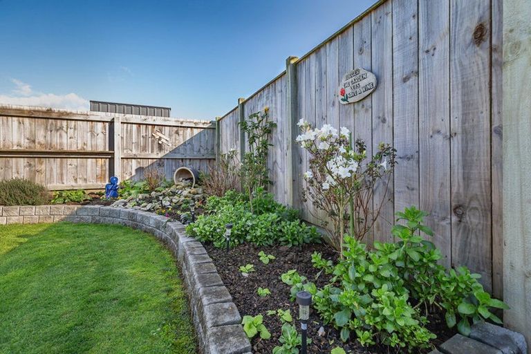 Photo of property in 8 Ash Close, Levin, 5510