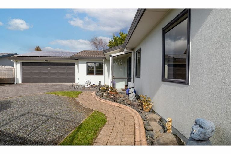Photo of property in 48 Zefiro Drive, Massey, Auckland, 0614