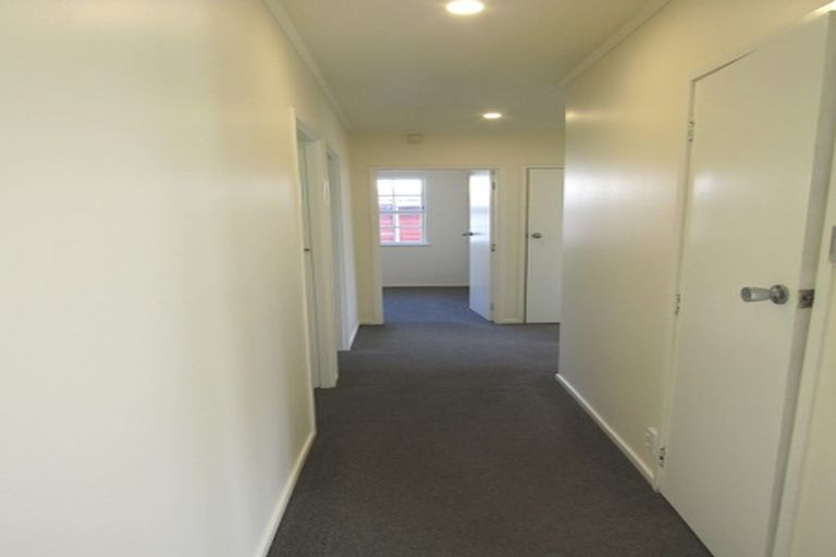 Photo of property in 1/12 Vonnell Place, Birkdale, Auckland, 0626