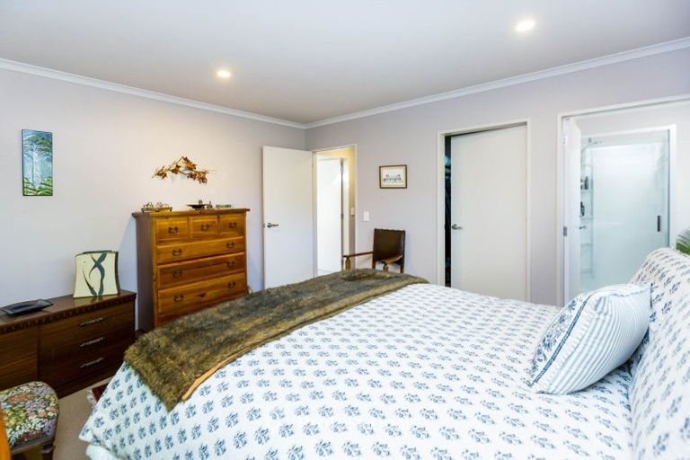 Photo of property in 10 Mcewen Crescent, Riverstone Terraces, Upper Hutt, 5018