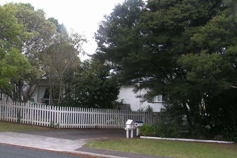 Photo of property in 2/27 Becroft Drive, Forrest Hill, Auckland, 0620