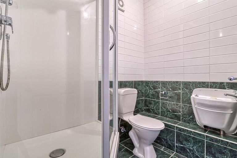 Photo of property in 46 Farquhar Road, Glendene, Auckland, 0602