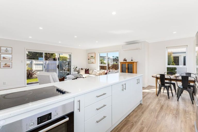 Photo of property in 11 Parkinson Close, Whitby, Porirua, 5024