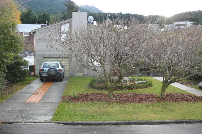 Photo of property in 36 Wynyard Crescent, Fernhill, Queenstown, 9300