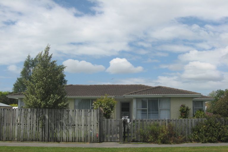 Photo of property in 2 Ian Place, Bishopdale, Christchurch, 8053