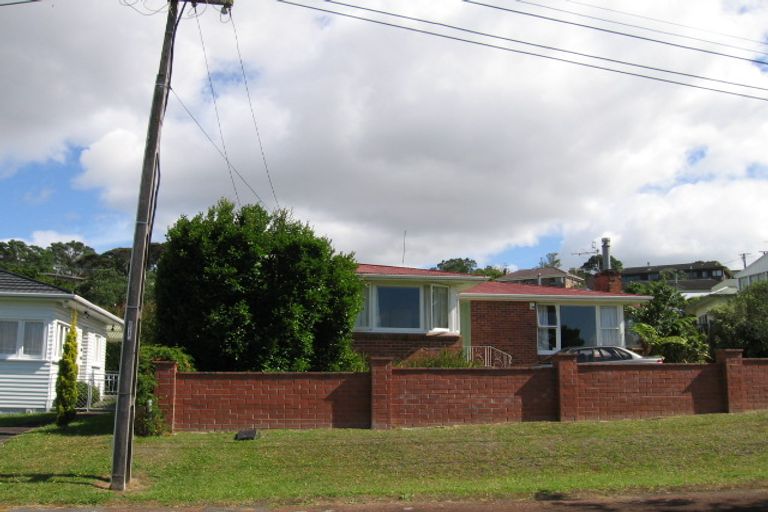 Photo of property in 17 Gill Crescent, Blockhouse Bay, Auckland, 0600