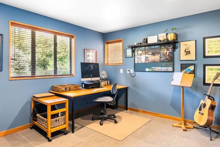 Photo of property in 2 Emerald Lane, Cashmere, Christchurch, 8022