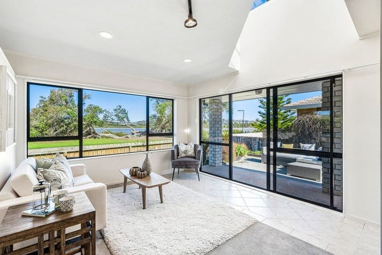 Photo of property in 22 Settlers Grove, Orewa, 0931