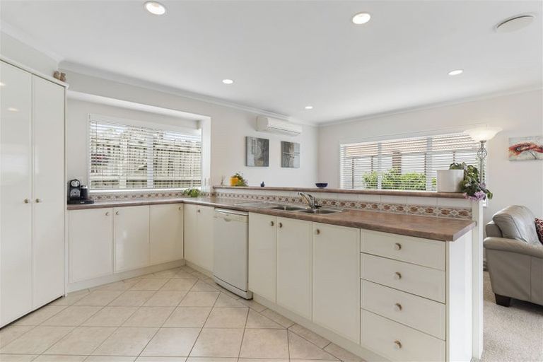 Photo of property in 6 Corta Bella Place, Golflands, Auckland, 2013