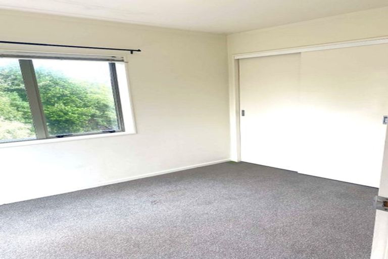 Photo of property in The Haven, 5/120 Beach Haven Road, Beach Haven, Auckland, 0626