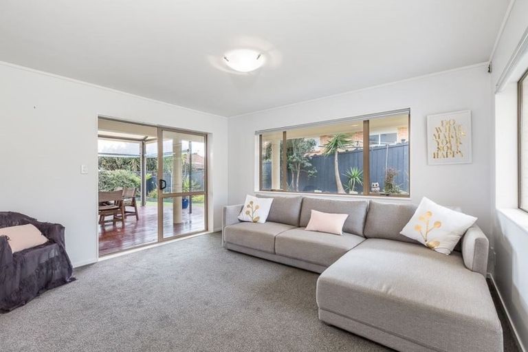 Photo of property in 13 Kahala Place, West Harbour, Auckland, 0618
