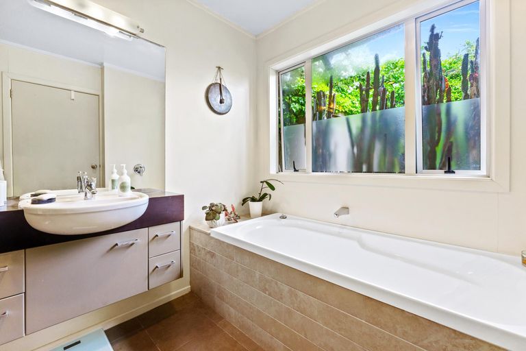 Photo of property in 6 Sea View Road, Leigh, 0985