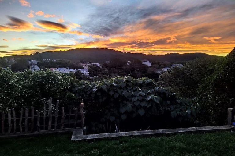 Photo of property in 60 Creswick Terrace, Northland, Wellington, 6012