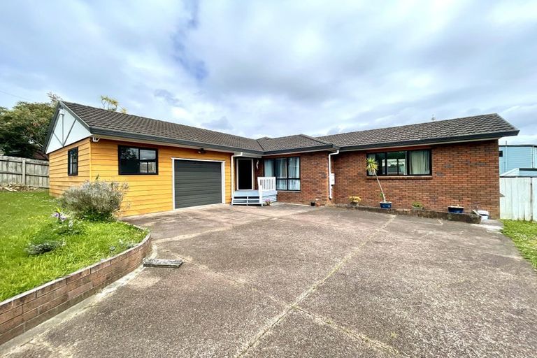 Photo of property in 5 Avonleigh Road, Green Bay, Auckland, 0604