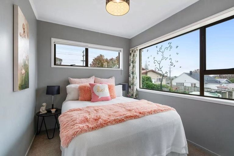 Photo of property in 1/6 Hinekohu Street, New Lynn, Auckland, 0600