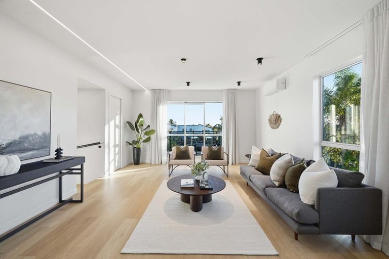 Photo of property in 2/3 Corrella Road, Belmont, Auckland, 0622