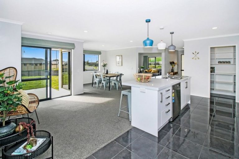 Photo of property in 2 Ongarui Close, Whalers Gate, New Plymouth, 4310