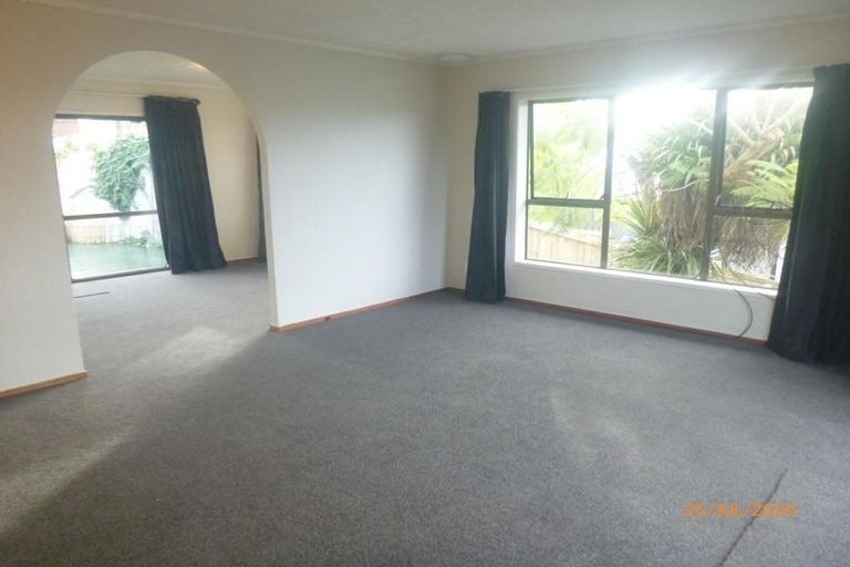 Photo of property in 33 Oreil Avenue, West Harbour, Auckland, 0618