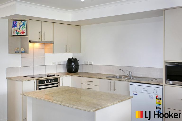 Photo of property in 12 Merlot Lane, Pukekohe, 2120