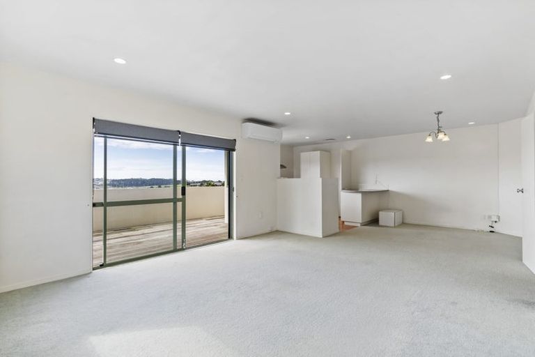 Photo of property in 11 Mannikin Place, Unsworth Heights, Auckland, 0632