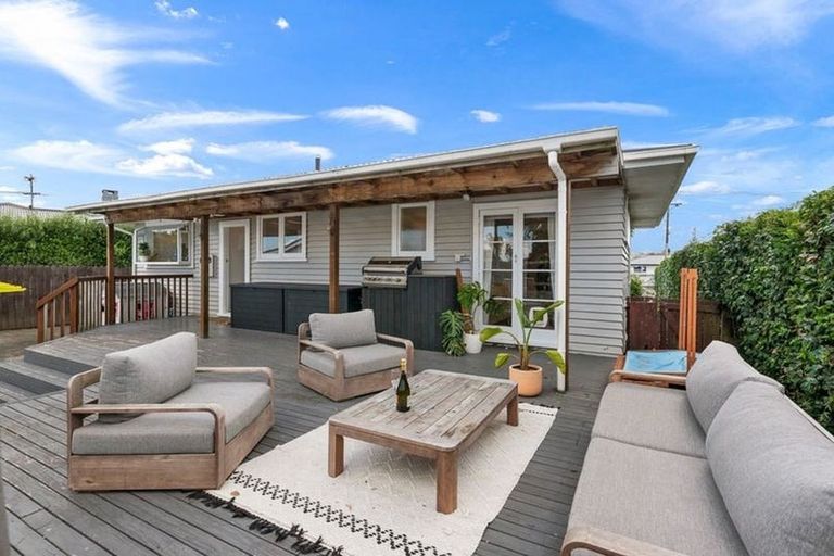 Photo of property in 10 Edgerton Road, Te Atatu Peninsula, Auckland, 0610
