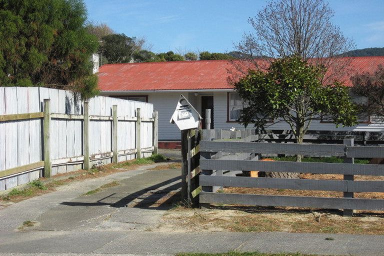 Photo of property in 10 Bunratty Grove, Wainuiomata, Lower Hutt, 5014