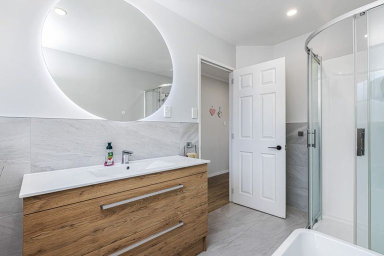 Photo of property in 33 Maygrove Drive, Orewa, 0931