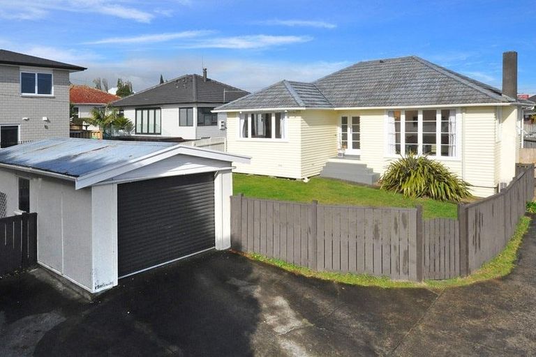 Photo of property in 10 Netherlands Avenue, Kelston, Auckland, 0602