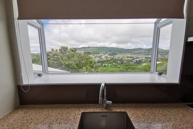 Photo of property in 12 Evesham Place, Newlands, Wellington, 6037