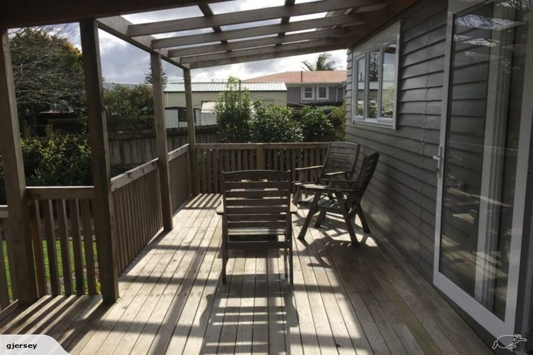 Photo of property in 10 Helga Crescent, Te Atatu Peninsula, Auckland, 0610