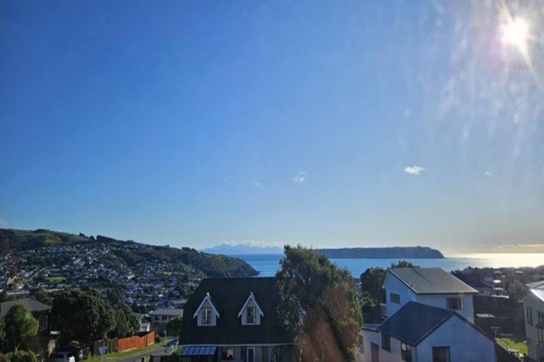 Photo of property in 114 Gloaming Hill, Titahi Bay, Porirua, 5022