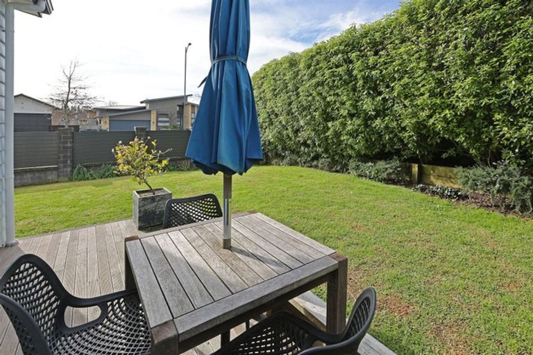 Photo of property in 114 Lake Panorama Drive, Henderson Valley, Auckland, 0612