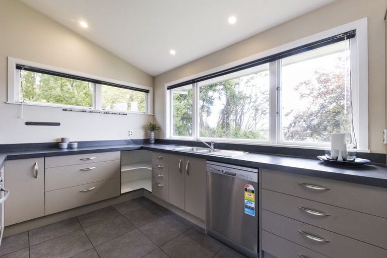Photo of property in 4 Waicola Drive, Fitzherbert, Palmerston North, 4471