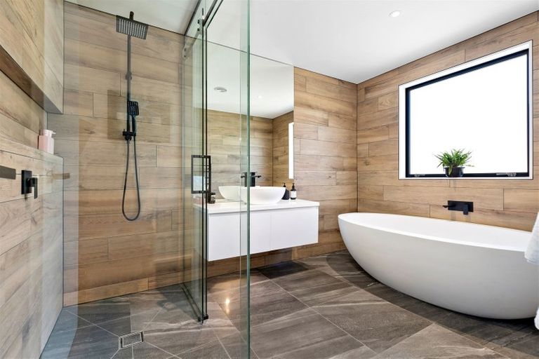 Photo of property in 18 Sapphire Spring Rise, Wanaka, 9305