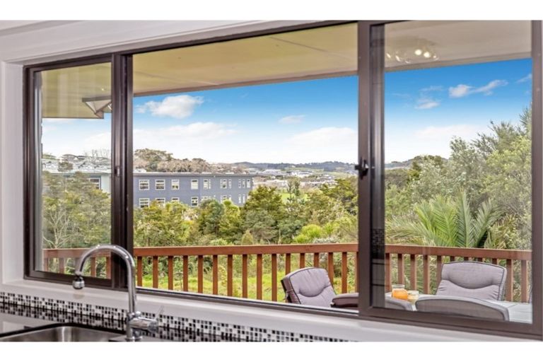 Photo of property in 9 Kingtide Place, Red Beach, 0932