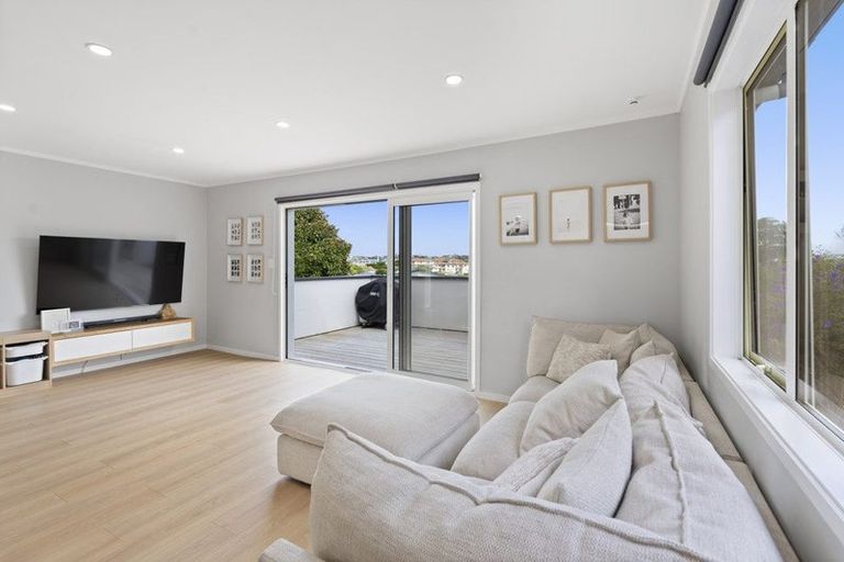Photo of property in 21 Albert Hall Drive, Red Beach, 0932