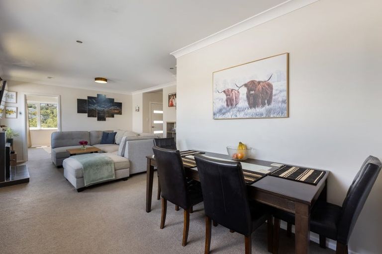 Photo of property in 8 Lyndfield Lane, Newlands, Wellington, 6037