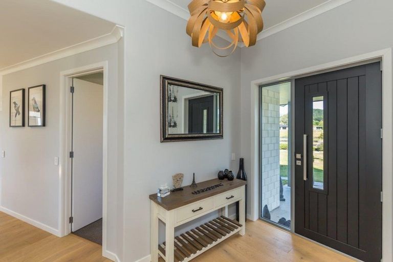 Photo of property in 441 Tararua Road, Levin, 5571